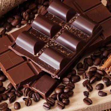 Hořká čokoláda je silný zdroj antioxidantů, který chrání pokožku a snižuje krevní tlak.